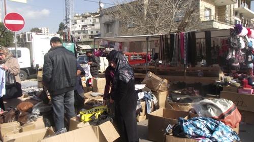 من رواد السوق الشعبي يوم الاثنين
