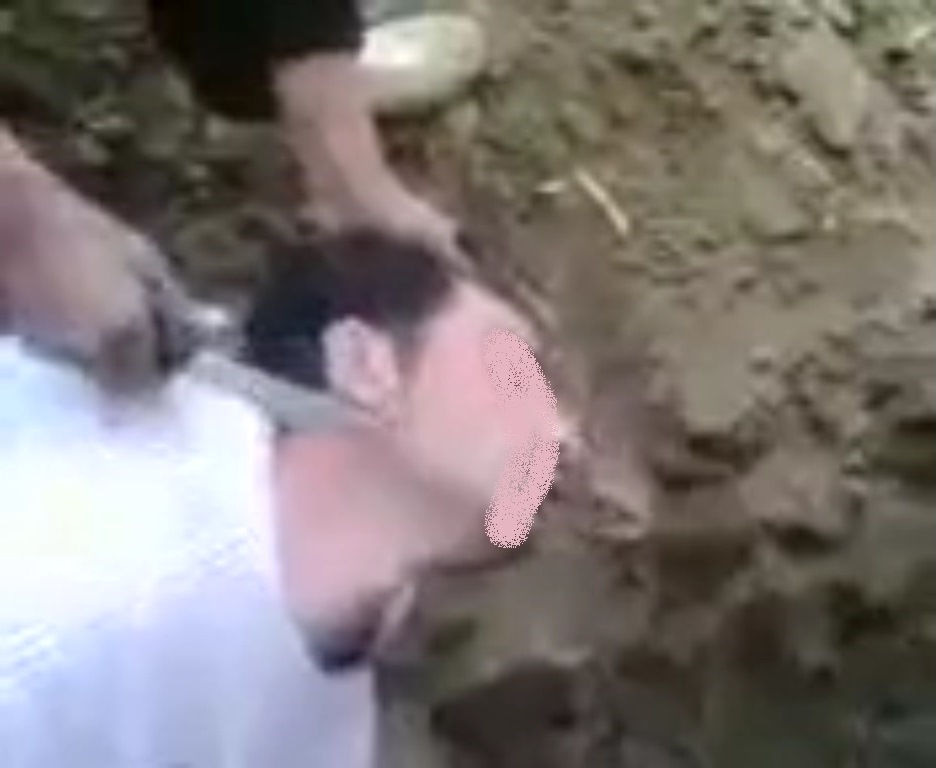 اللهم تقبّل منّا هذا القربان  (غيّر الكاتب معالم الوجه حفاظاً على حرمة الميت)