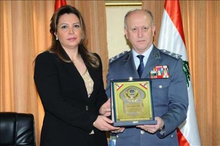 ريفي وهيام كفوري وبينهما الدرع التقديرية