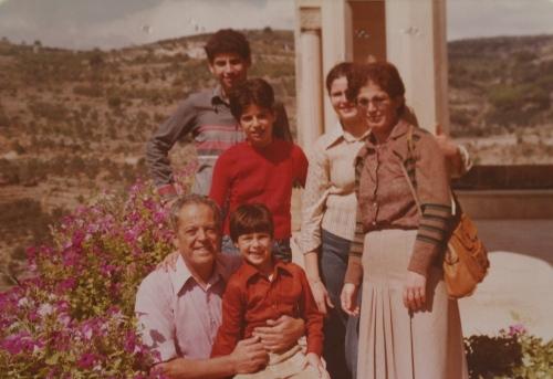 أفراد العائلة لا يجتمعون إلا في الصور