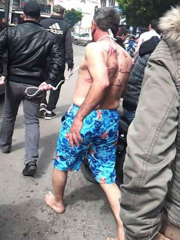 الرجل الذي في الصورة هو نازح سوري، يُدعى ي. ب. اختطفته  مجموعةٌ مسلّحة يقودها فيصل البيروتي في منطقة التلّ، متهمة إياه بـ«التعامل مع النظا