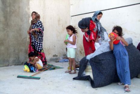 لجأ المئات إلى البلدات المحاذية للحدود