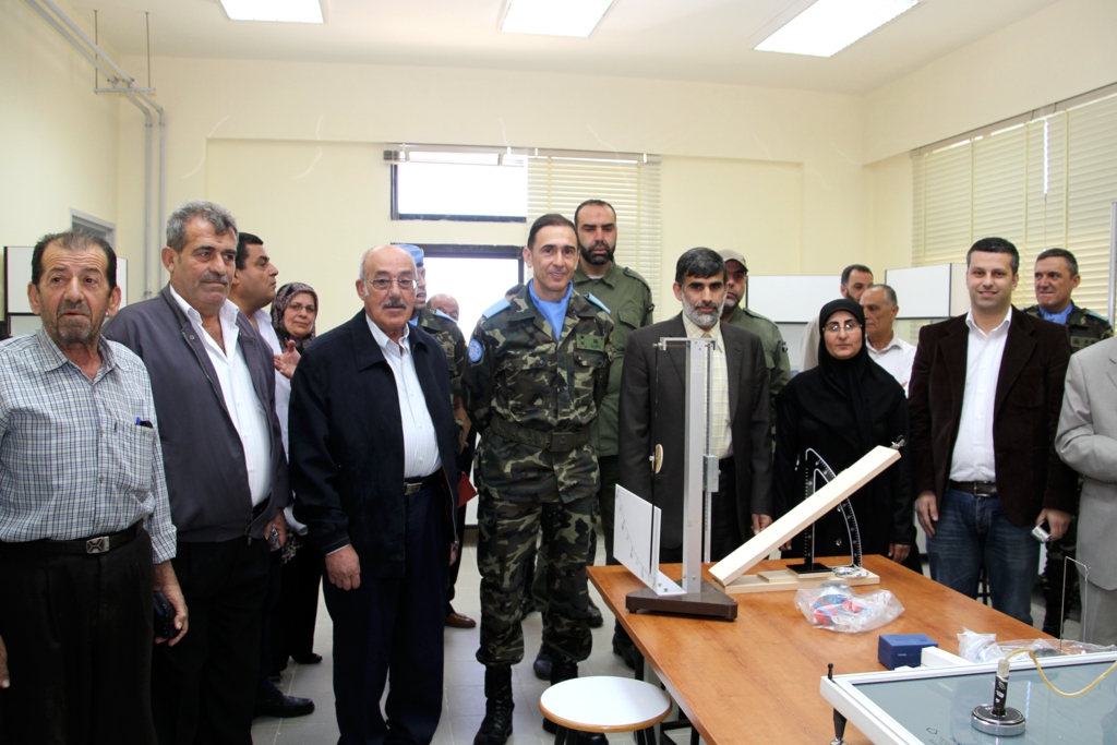 اليونيفيل تقدّم تجهيزات علمية ومعلوماتية ومعدات رياضية لثانوية الخيام