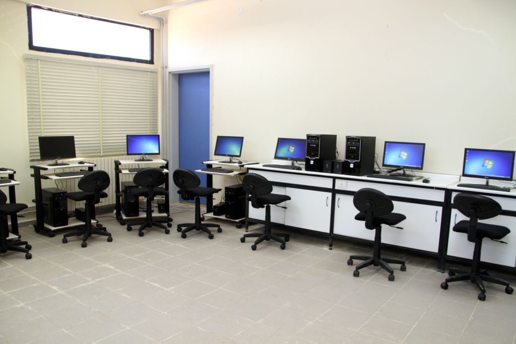 اليونيفيل تقدّم تجهيزات علمية ومعلوماتية ومعدات رياضية لثانوية الخيام