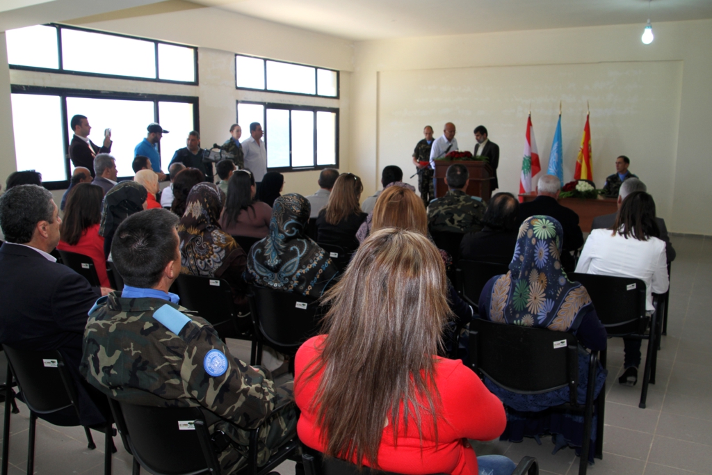 اليونيفيل تقدّم تجهيزات علمية ومعلوماتية ومعدات رياضية لثانوية الخيام