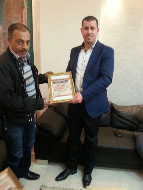 في ختام اللقاء قدم وفد جمعية ناشط شهادة تقدير إلى مجموعة من أعضاء المنتدى