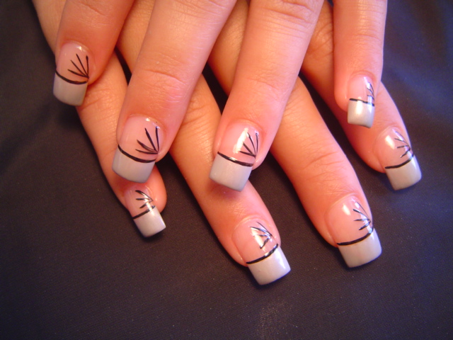 طلاء الاظافر.. مشكلة النساء المحافظات على صلاتهن