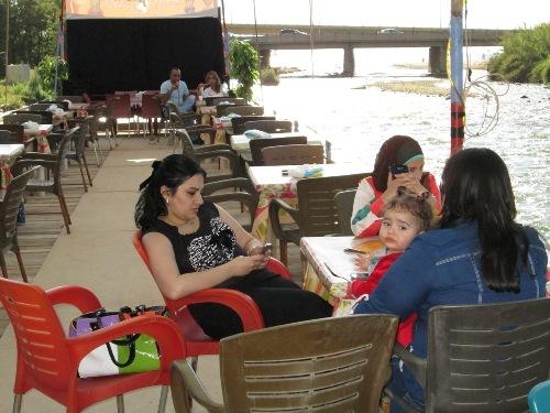 نهر الأولي.. مقاهٍ عائمة تُلامس رغبات الزبائن