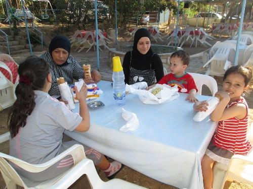 نهر الأولي: ملاذ العائلات من مختلف المناطق اللبنانية