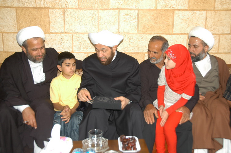 يتحدث الى اولاد احد الشهداء