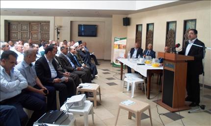 الحاج حسن يوصي المزارعين بعدم المبالغة في رش الأدوية (حسين سعد)