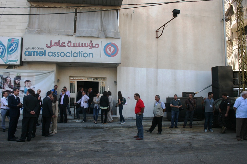 الدكتور  كامل مهنا يستقبل أشتون وكيتيرز في مركز «مؤسسة عامل» في حارة حريك