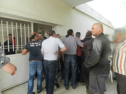  إشكال في الماري على خلفية المداورة في البلدية: المواطنون امام مبنى البلدية