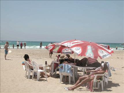 بداية موسم سياحي خجول في صور (حسين سعد)