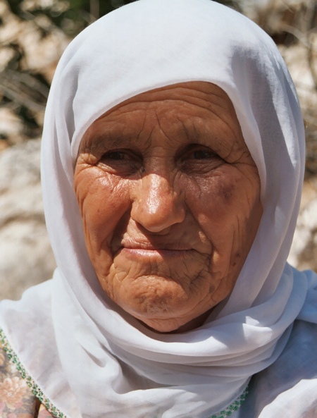 اذا كانت المرأة الجميله جوهرة، فالمرأة الفاضله كنز