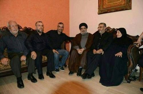 السيد نصرالله متوسّطاً إخوته الثلاثة محمد، وجعفر وحسين المعروف بـ “جهاد الحسيني”، وبجانبهم والده ووالدته