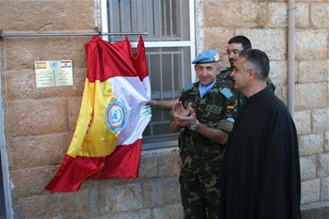 المقدم خافيير والاب دانيال عويكي أزاحا الستارة عن اللوحة التي تحمل اسم المشروع