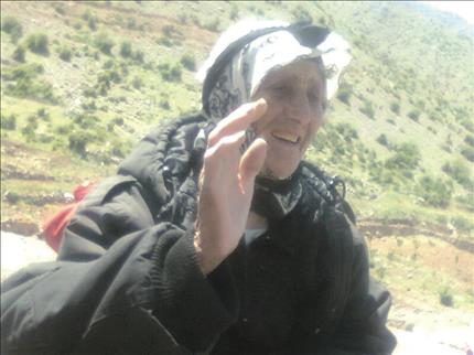 أم محمد لحظة وصولها إلى شبعا (طارق أبو حمدان)