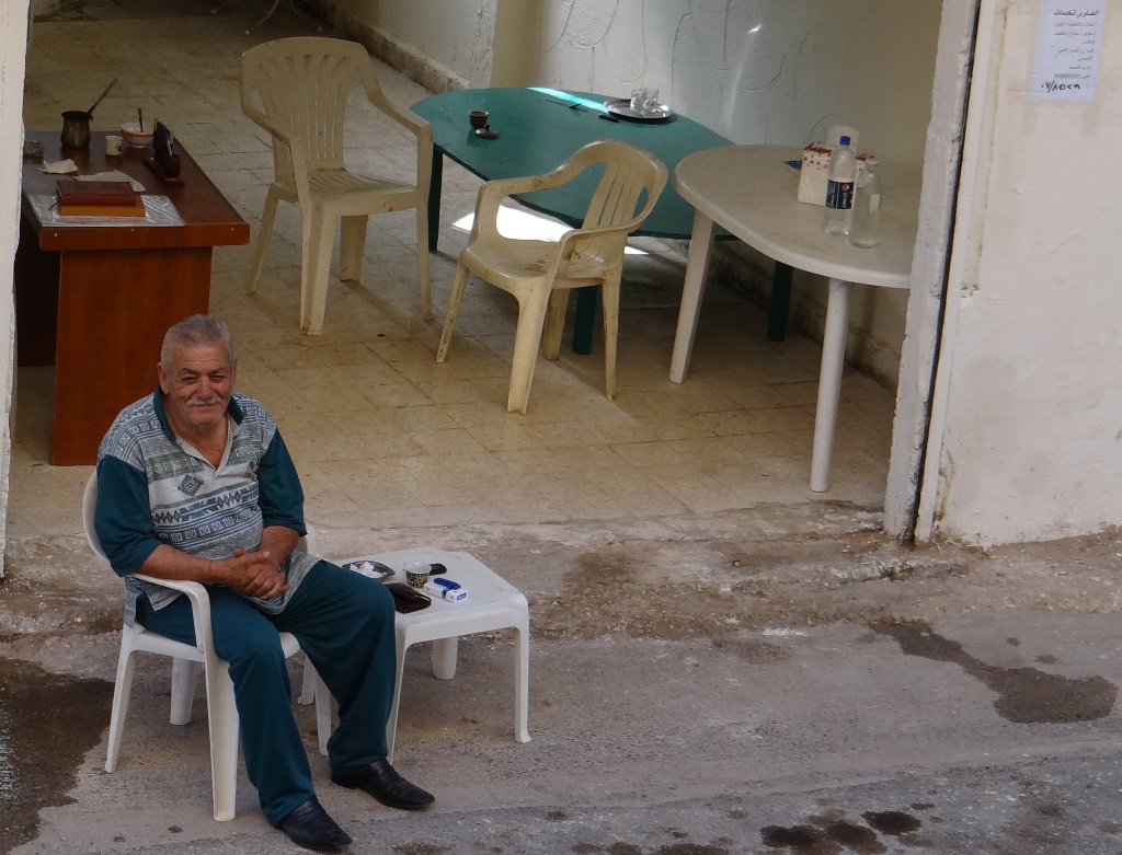 يوظف تلك العلاقات في مكتب \