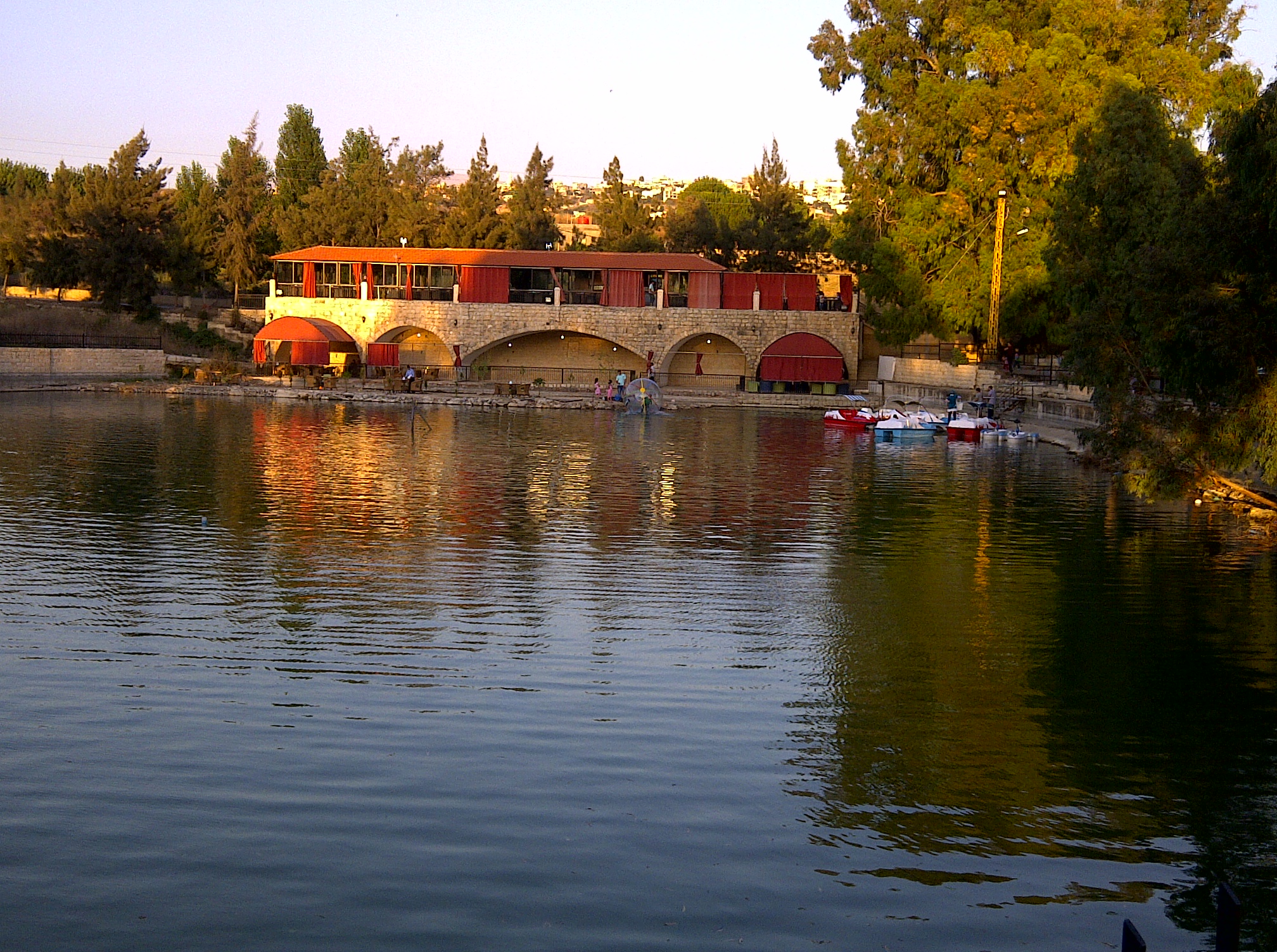 تمنيت لو احترق جدار الزمن لاجلس في الخيام الحبيبة تحت شجرة وارفة الظلال على نبع الدردارة