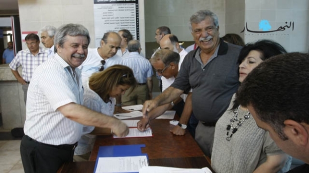 أركان هيئة التنسيق وأساتذة خلال التوقيع على العريضة في مدخل وزارة التربية. (سامي عياد)