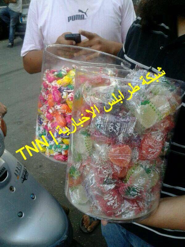 توزيع الحلوى شماتة على اوتوستراد التبانة