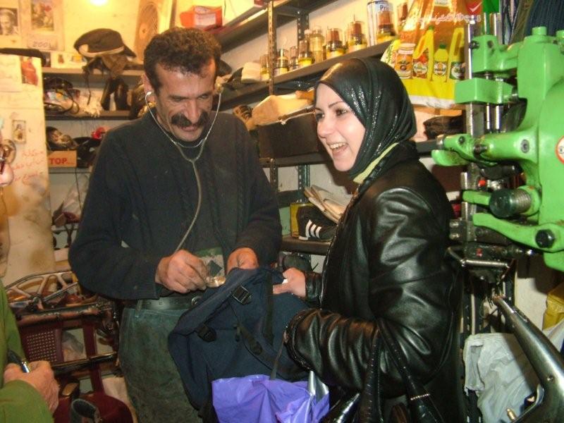 يستقبل زبائنه بابتسامة