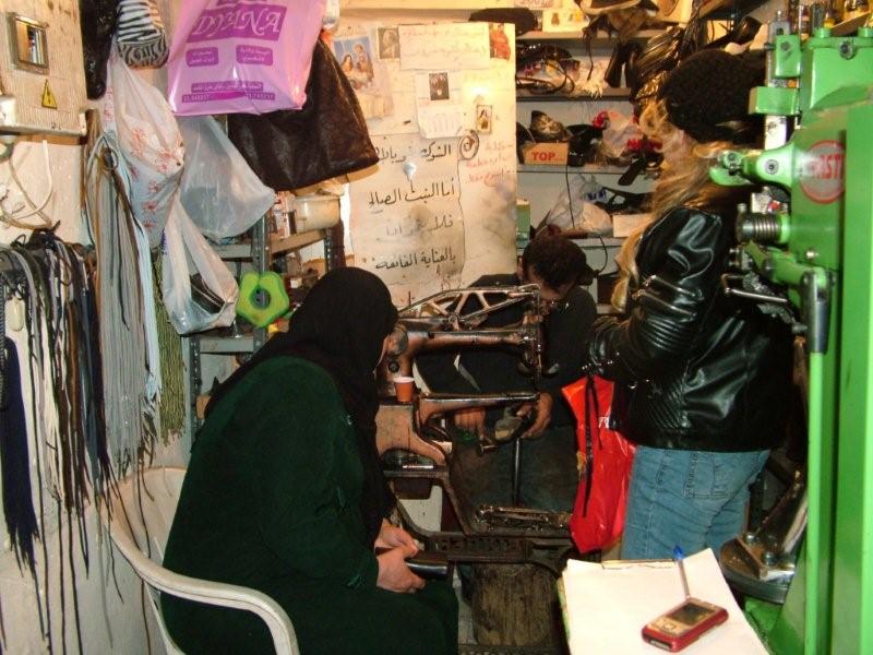 ... ويصلح الأحذية القديمة