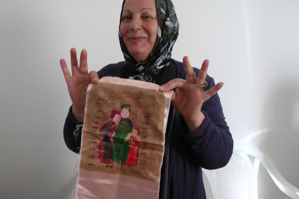 دورة اللغة الإنكليزية مستمرة بمشاركة 25 سيدة + PIX