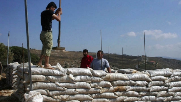  تقنية جديدة في مرجعيون تستخدم للمرة الأولى في لبنان: بيوت من تراب: كبس أكياس التراب