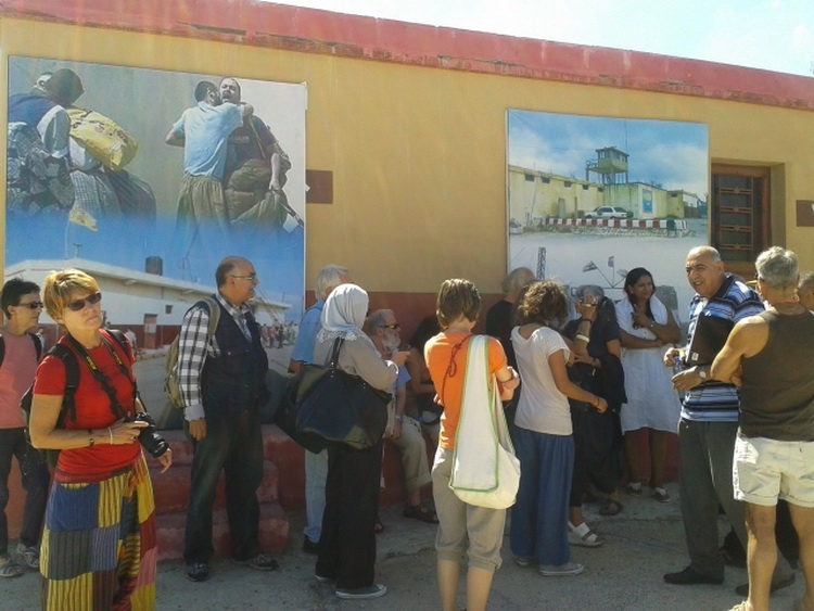 الوفد الايطالي اثاناء وصوله الى معتقل الى خيام