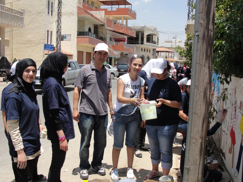 هنيئا للخيام بسيداتها ألمبدعات: صبايا وشباب خلال نشاط فني في البلدة