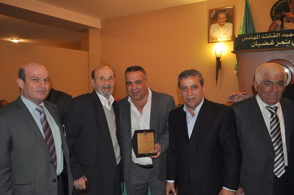 النائب بزي يحيط به المكرمون طه وآل همداني