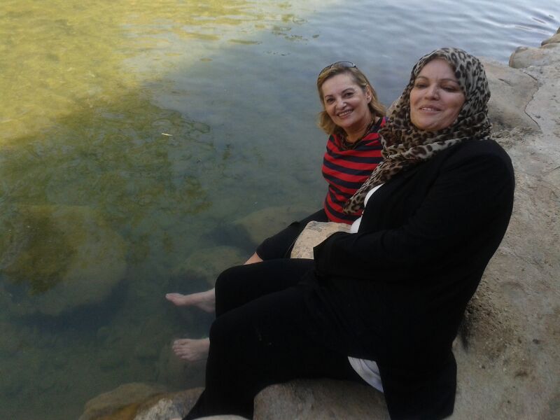 وفاء أبو عباس وشقيقتها رسمية