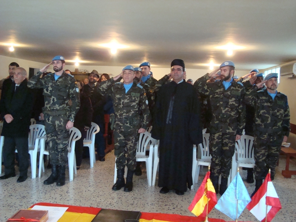 الاب حنا الخوري والمقدم كابيلا والحضور في قاعة الكنيسة