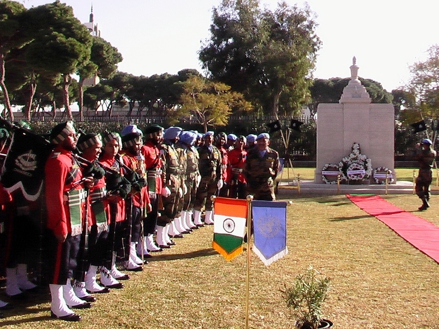 صورة تذكارية للمشاركين في الاحتفال قرب النصب التذكاري