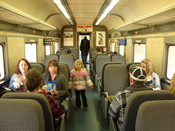 مواليد جدد قادمون، يركبون القطار، يجهلون ما ينتظرهم وما ترسمه لهم ملامح الأيام