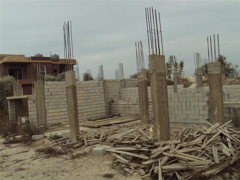 ورشة بناء متوقفة عن العمل في صور (حسين سعد)