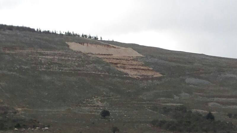 أرض تقع على تلة الشريقي - شمالي بلدة الخيام، في نقطة مرتفعة  تتميّز بإطلالة رائعة وخلابة على البلدة وعلى إبل السقي