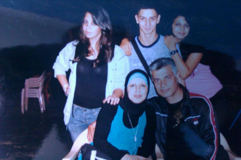 فرحت أم محمد عندما علمت أن ابنتها نور ستحضر للدكتوراه السنة القادمة وأن آية تتبع خطى أختها وأن محمد بدأ يشعر بأمه أكثر من ذي قبل