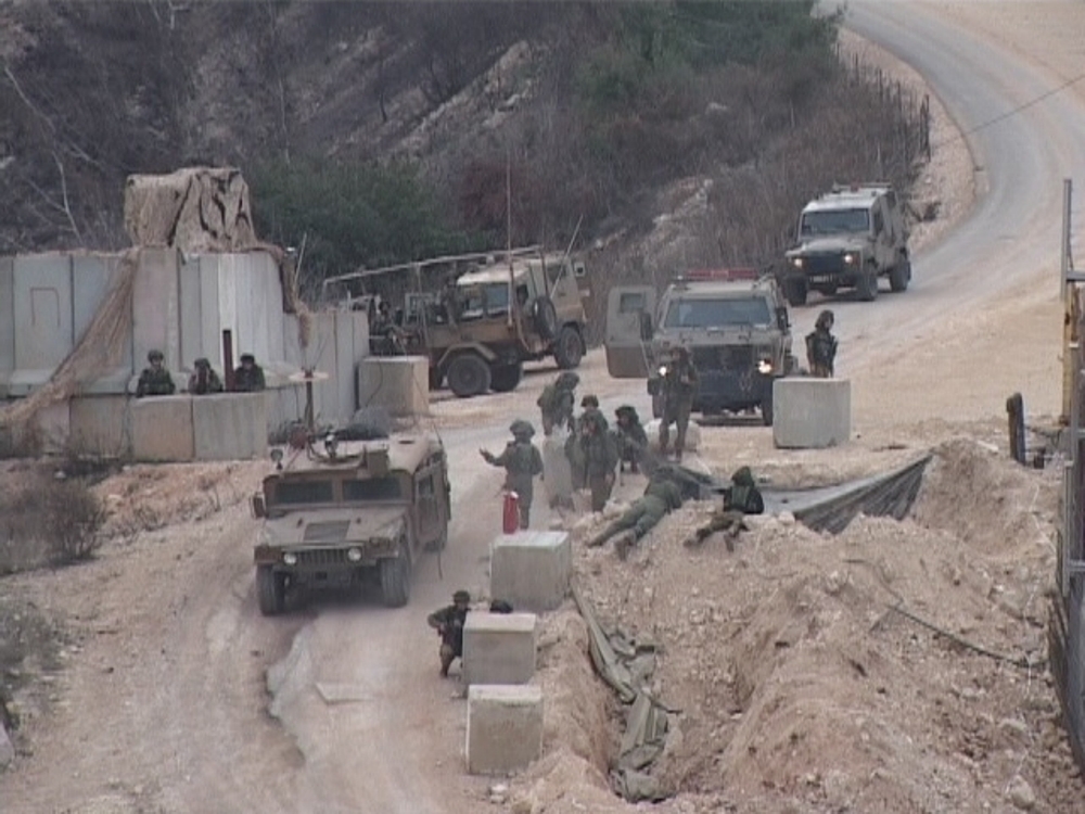 انتشار لجنود وآليات العدو في محيط الحفرة