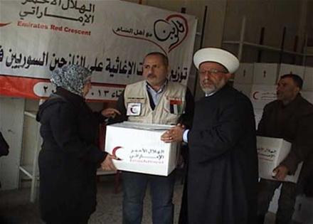 المفتي الشيخ حسن دلي يسلم نازحة حصتها الغذائية