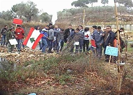 المعتصمون عند ضفة الحاصباني