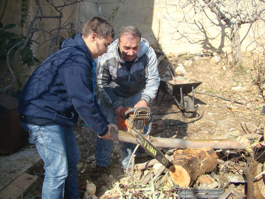 الحطب لــ المربعانية .. والبلاستيك إذا تعذّر