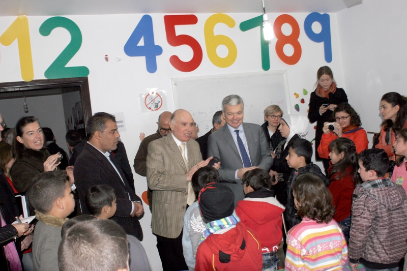 وزير خارجية بلجيكا يزور مراكز عامل في كامد اللوز ومشغرة