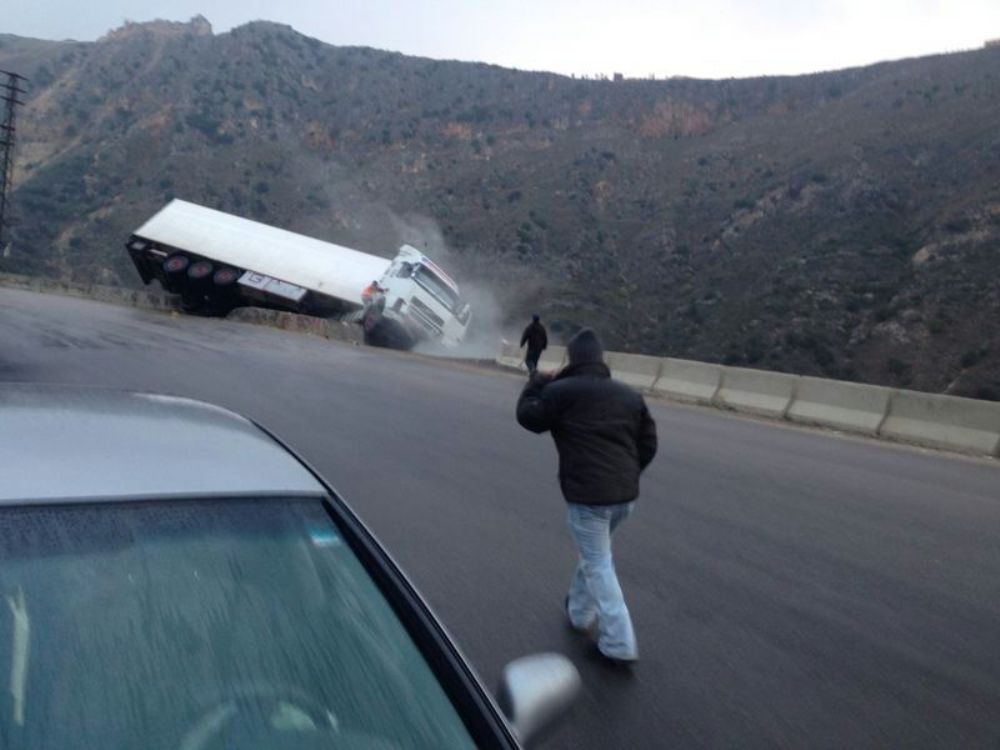 لحظة انقلاب شاحنة النقل الخارجي على طريق مرجعيون ـ الخردلي