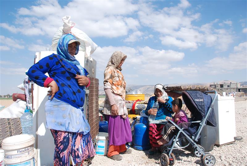 يغير بعض النازحين مكان سكنهم هرباً من الاعتداءات (سامر الحسيني)