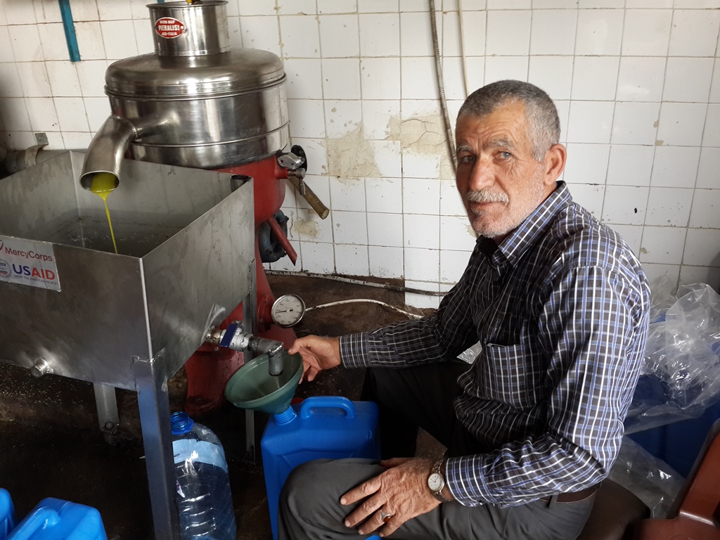 أبو علي حسن زريق يشعر بالراحة عندما يكون في مواقع العمل والعطاء