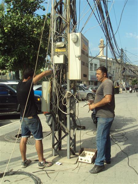 جانب من نزع التعديات عن أعمدة الكهرباء في صور (حسين سعد)