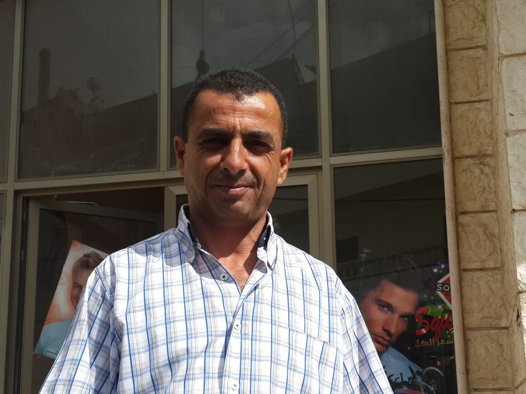 علي الضابط، الحلاق الرجالي المتمرس في عمله، نراه مزهواً هذه الأيام وسعيداً بما فعل بعدما نقل صالونه إلى مبنى آخر